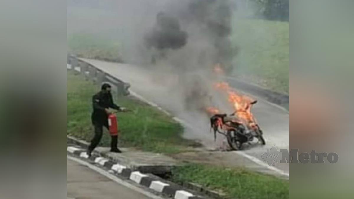 Motosikal ditunggang tiba beranak Orang Asli terbakar. FOTO FB Polis Daerah Kulai