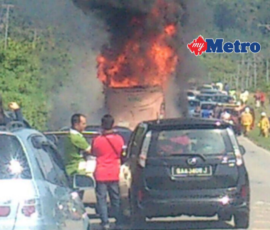 Bas yang terbakar di Jalan Serian-Sri Aman berhampiran Balai Ringin, petang tadi. FOTO Ihsan bomba