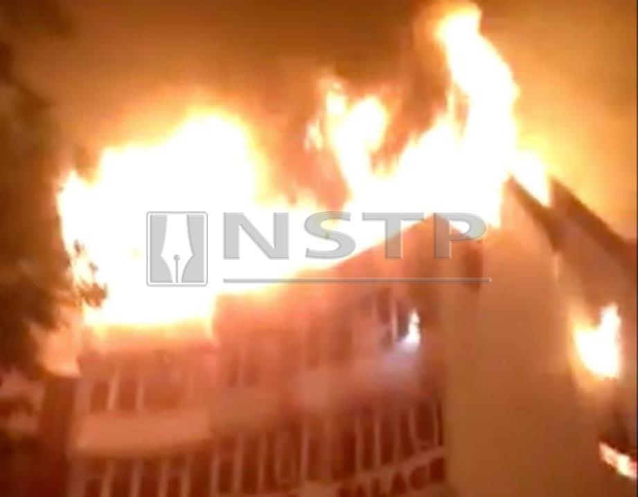 KEADAAN Hotel Arpit Palace yang terbakar awal pagi tadi. -Foto Agensi