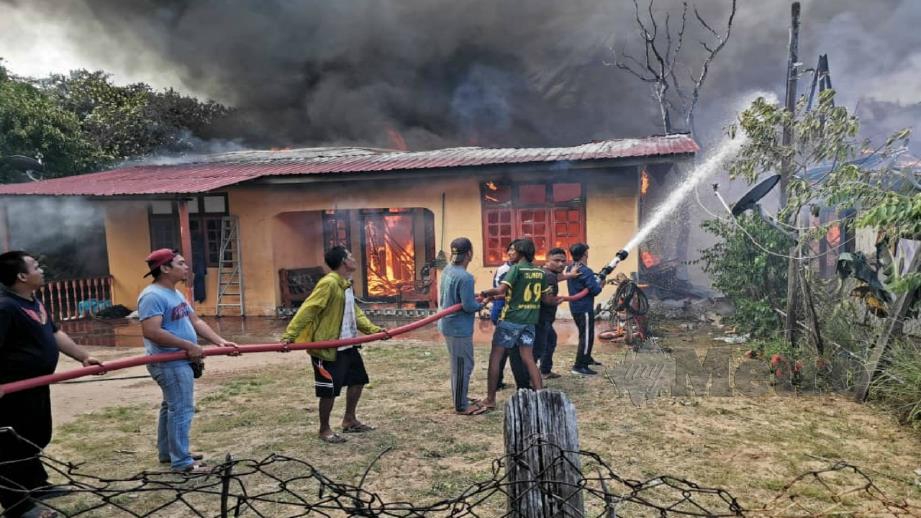 ENAM rumah di Kampung Tekek di Pulau Tioman terbakar. FOTO Ihsan Bomba. 