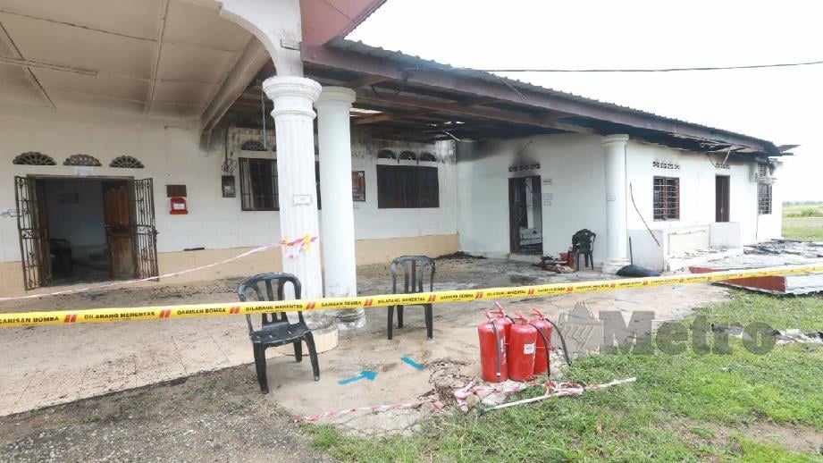 Rumah yang dijadikan maahad tahfiz di Kampung Baru Lepar, Pekan terbakar dalam kejadian pagi hari ini. Foto Mohd Rafi Mamat