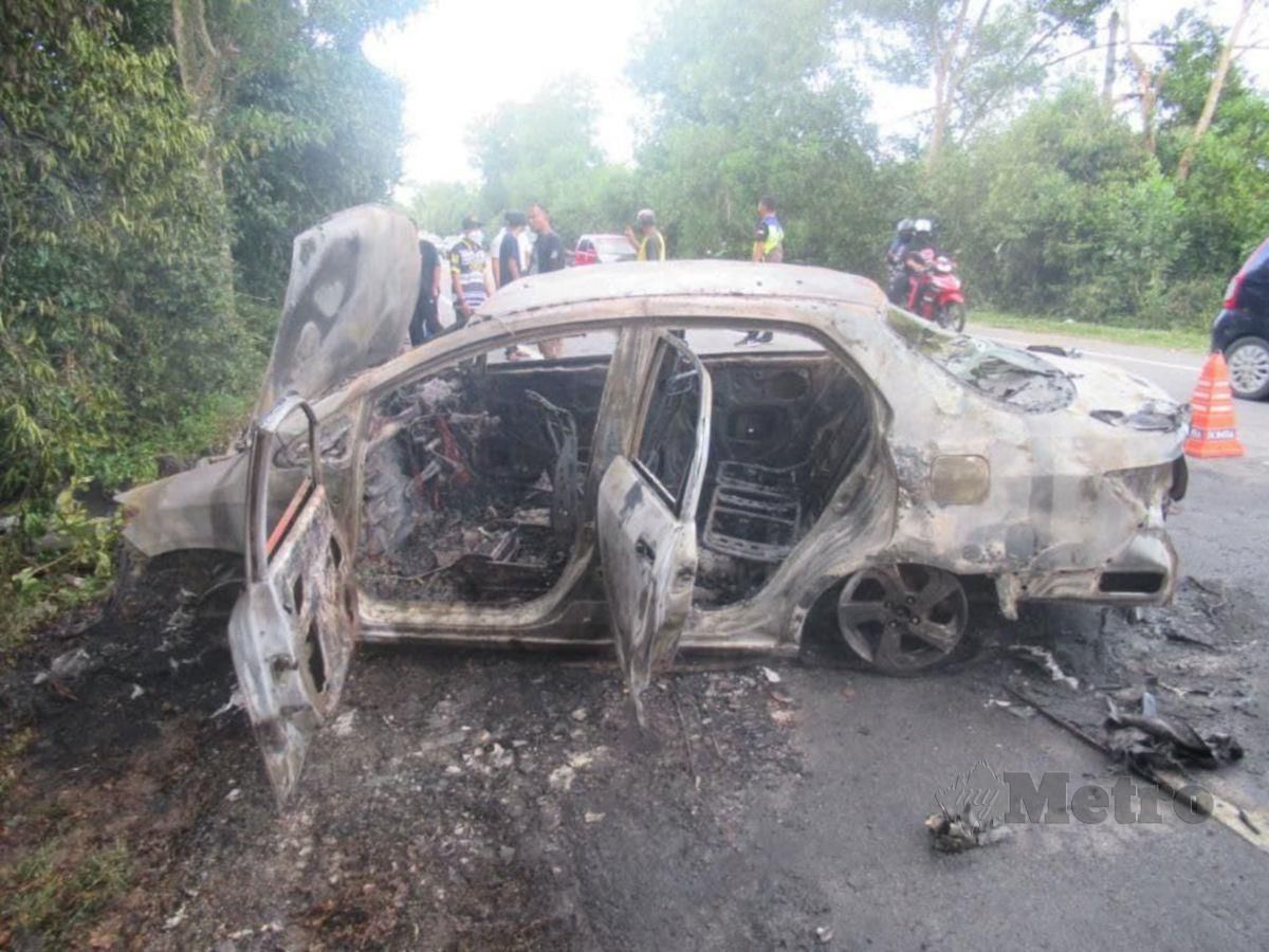KERETA mangsa terbabas sebelum terlanggar tunggul lalu terbakar dalam kemalangan di Jalan Telaga Papan, Setiu, hari ini. FOTO ihsan polis.