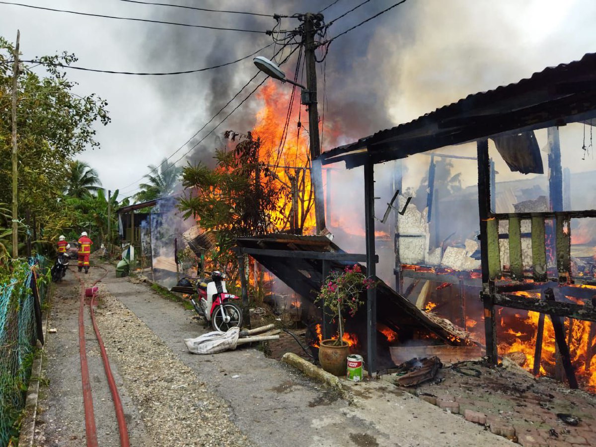 KEBAKARAN memusnahkan dua buah rumah kediaman di Jalan Nanas Barat, Kampung Kudei, Kuching hari ini. FOTO Norsyazwani Nasri