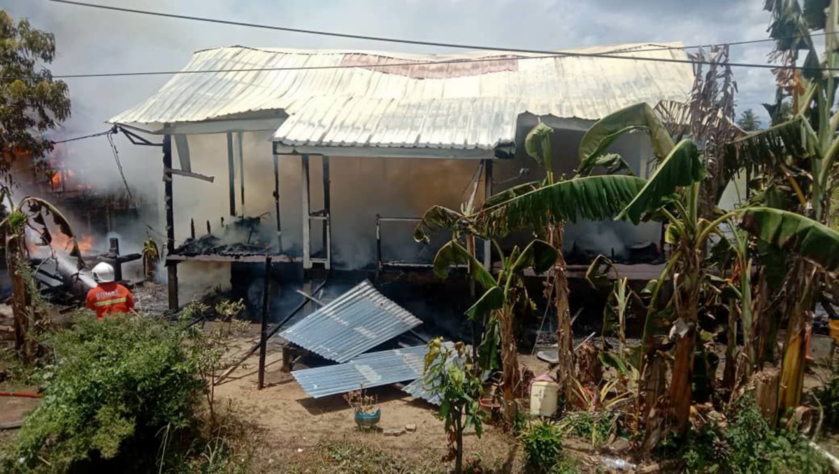 KEBAKARAN memusnahkan dua buah rumah terbakar Kampung Kesapang, Kota Belud. FOTO Ihsan JBPM.