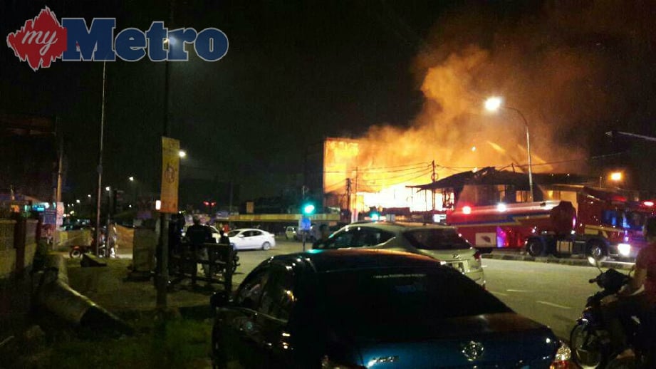 Api marak membakar rumah kedai dalam kebakaran di Jalan Ceniah, Pandamaran, hari ini. FOTO ihsan JBPM