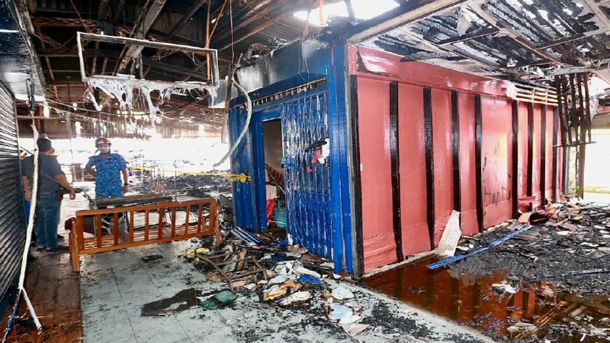ANTARA keadaan kedai di Pasar Datuk Keramat yang terbakar semalam. FOTO FATHIL ASRI.