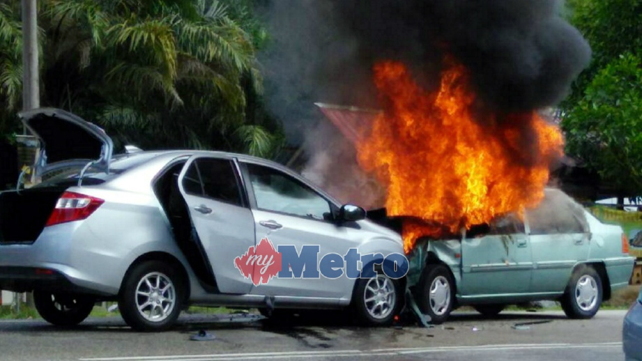 KERETA Proton Iswara Aeroback terbakar selepas bertembung dengan sebuah kereta lain di Jalan Bukit Kukus, Kulim, semalam. FOTO Ihsan Pembaca