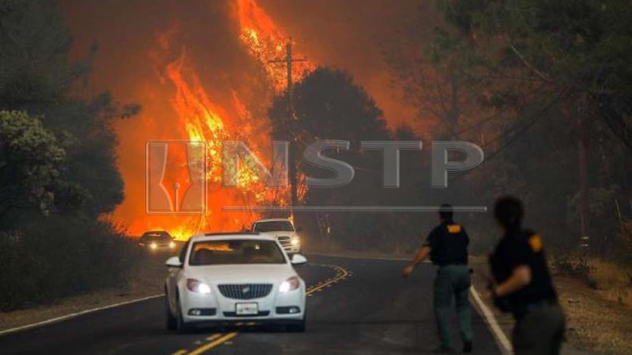 Syerif menjerit meminta pemandu meninggalkan kawasan dilanda kebakaran di Pentz Road, Paradise, California. FOTO AGENSI 