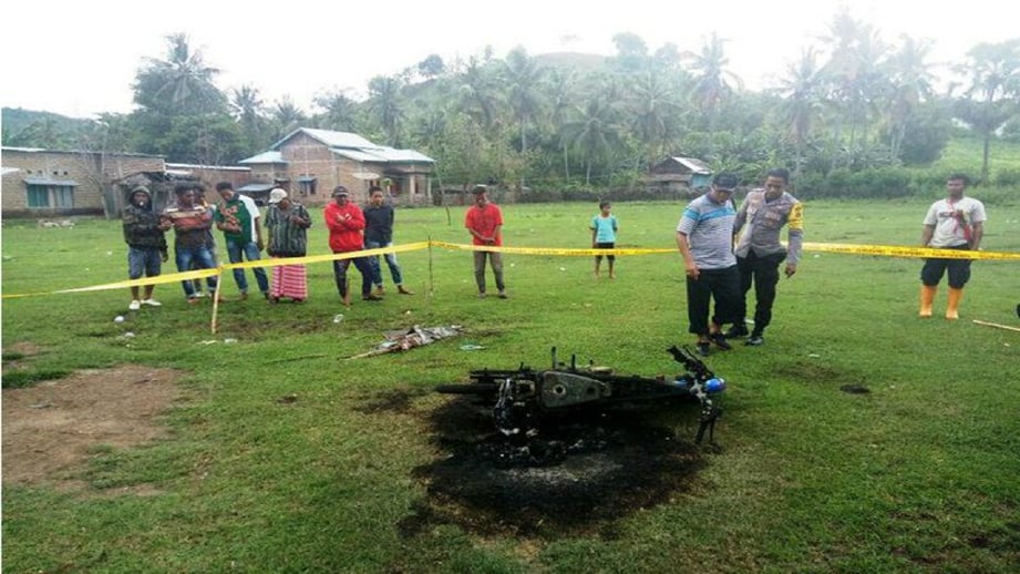 PENDUDUK di Nusa Tenggara Barat, Indonesia membakar lelaki berusia 20 tahun bersama motosikalnya kerana disyaki mencuri kambing. FOTO Agensi.
