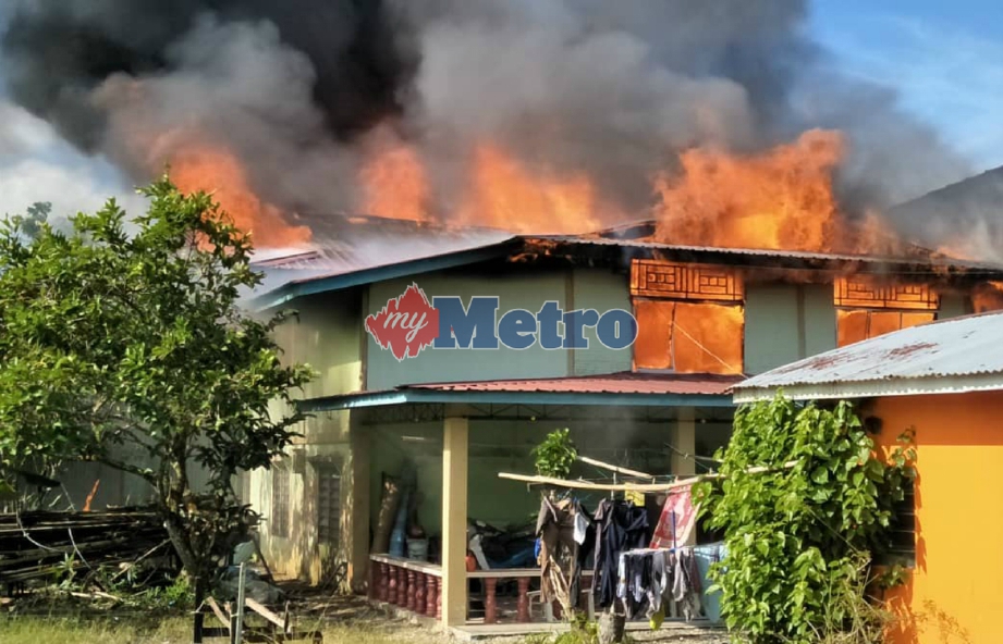 TINGKAT atas rumah didiami empat dewasa dan enam kanak-kanak musnah dalam kebakaran di Kampung Tanjung, Saratok, hari ini. FOTO Khalid Latip.