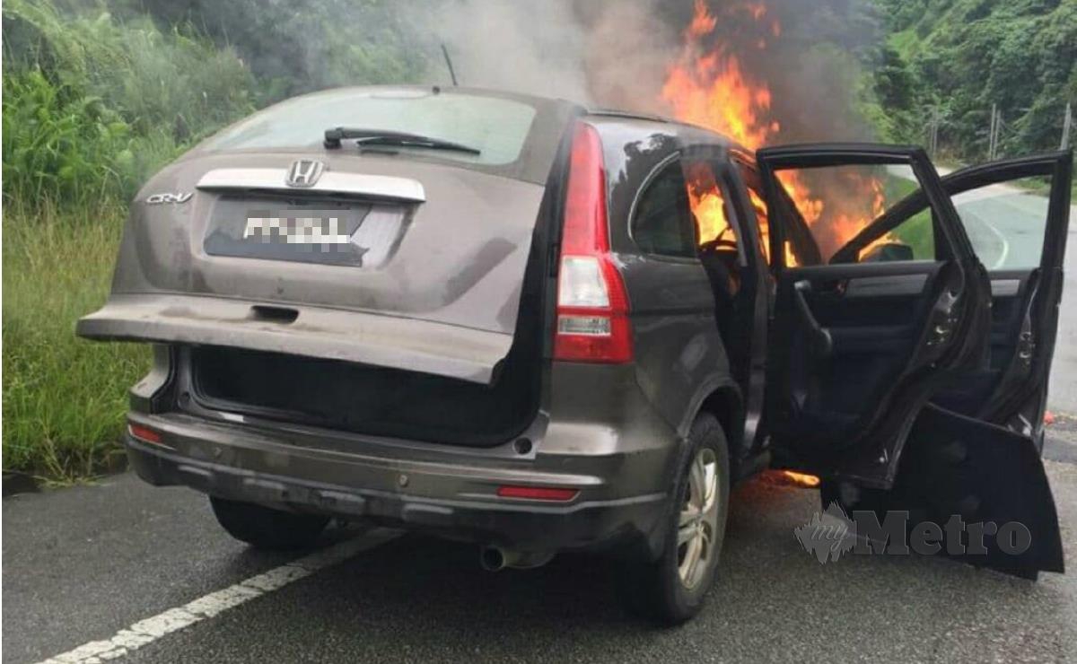 SUV Honda CRV dinaiki mangsa terbakar di KM 85 Jalan Gua Musang-Lojing, semalam. FOTO ihsan polis. 