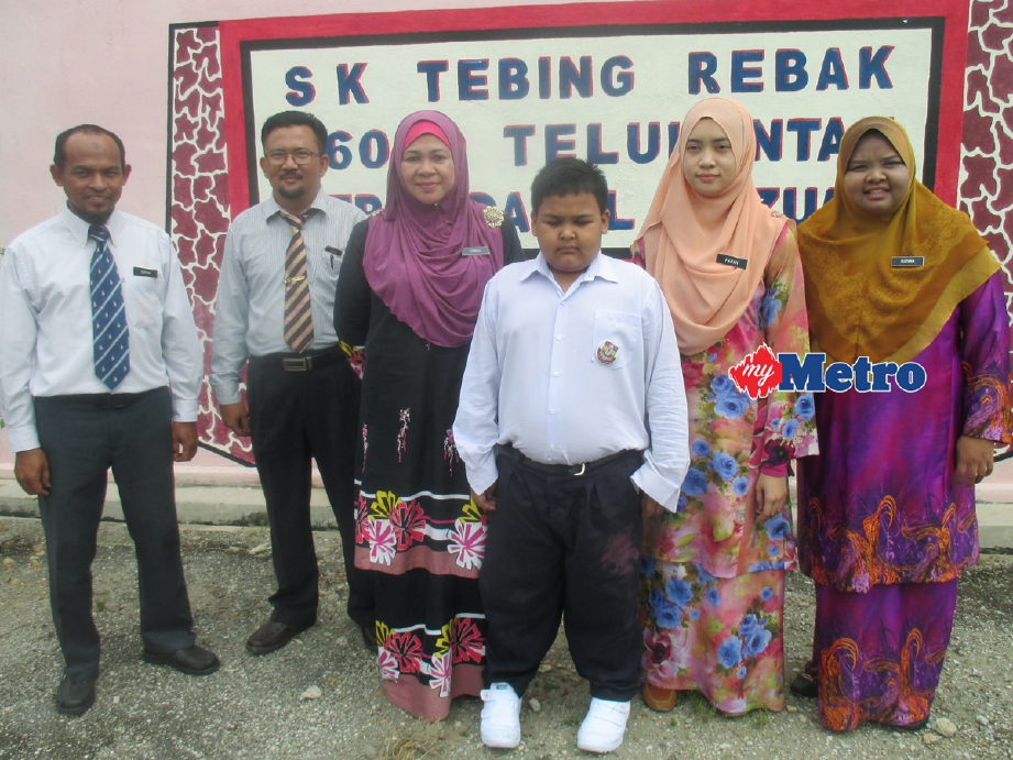 Guru SK Tebing Rebak, Bagan Datoh, bersama murid tunggal tahun lima, Nor Syarwani Ahmad Kamal. - Foto - ABU BAKAR AL SIDEK