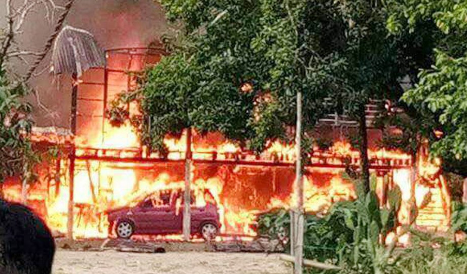API  marak membakar  rumah dan kereta milik keluarga   Cham  di Kampung Sirako,  semalam.