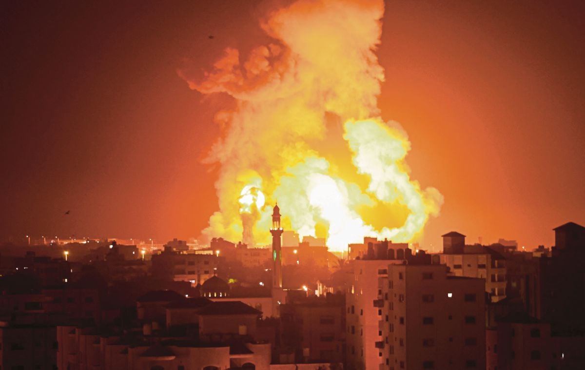 KEBAKARAN susulan serangan tentera Israel di Gaza. FOTO AFP 