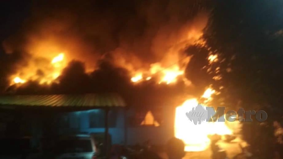 Lima rumah setinggan di Jalan Raja Muda Musa, Kampung Baru musnah dalam kebakaran. FOTO Ihsan JBPM
