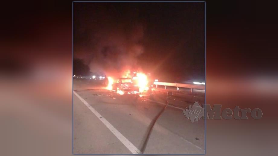 Dua kereta yang terbakar dalam kemalangan di Lebuhraya Senai - Desaru malam tadi. FOTO Ihsan Bomba