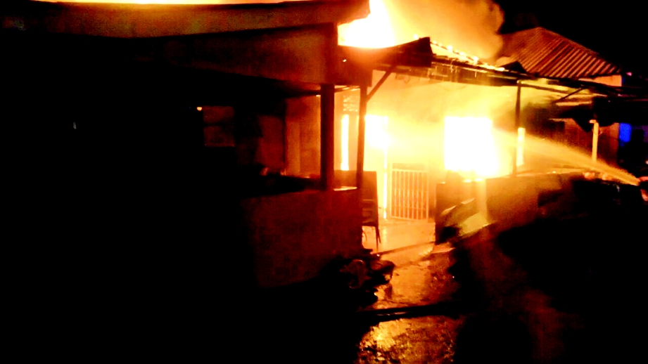 ANGGOTA bomba memadam kebakaran di  Lorong Siantan, Kampung Sri Gombak Indah, awal pagi semalam.