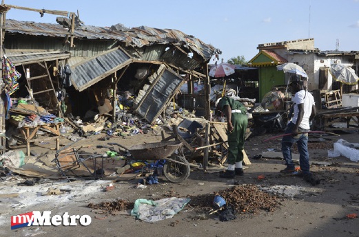 Keadaan tempat kejadian di Maiduguri, Nigeria, yang musnah akibat serangan bom nekad oleh remaja perempuan berusia 17 tahun Isnin lalu, menyebabkan 20 terbnunuh. - Foto AP 