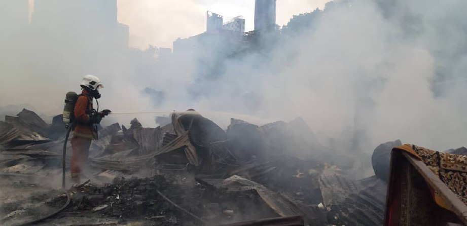 ANGGOTA Bomba memadamkan kebakaran di tapak pembinaan di Jalan PJU 8/8, Bandar Damansara Perdana. FOTO IHSAN JBPM