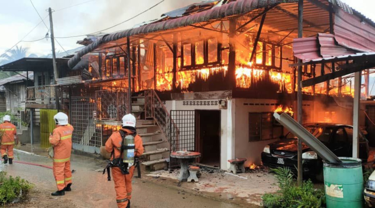 EMPAT rumah yang dijadikan pondok mengaji dan tujuh kenderaan musnah dalam kebakaran di Kampung Kepala Bukit, Tualang. FOTO IHSAN BOMBA