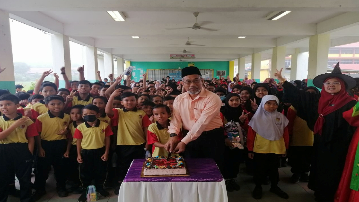 BAKRI bersama murid SK Kuala Klawang meraikan hari sambutan kanak - kanak. FOTO Abnor Hamizam Abd Manap.