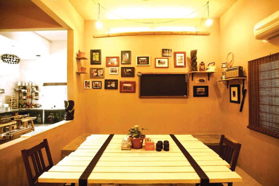 RUANG makan tampil unik dengan meja makan kayu palet buat sendiri dan hiasan dinding koleksi vintaj.