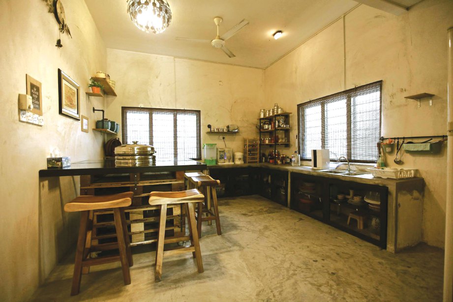 RUANG dapur dengan lantai simen dan tidak dicat mengembalikan nostalgia rumah lama.