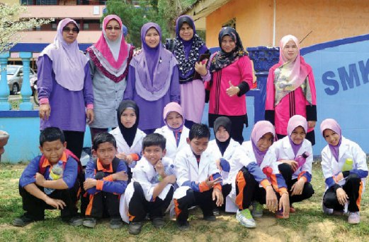 AHLI PPIM Selangor bergambar kenangan dengan guru dan pelajar  SMK Pulau Tawar, Jerantut, Pahang.
