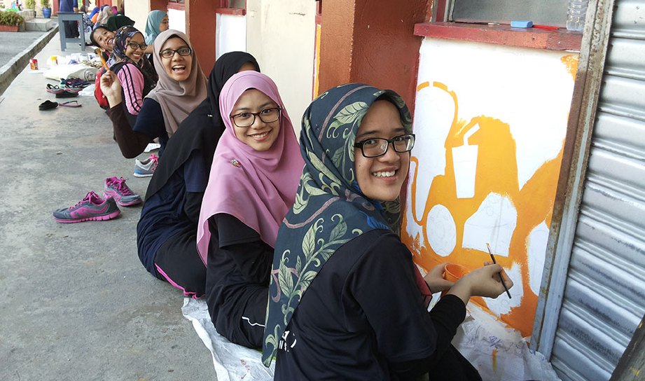 AHLI DENSA yang sukarela menyertai aktiviti Gotong-Royong Perdana turut melukis mural di koridor bilik darjah yang bertemakan kesihatan.