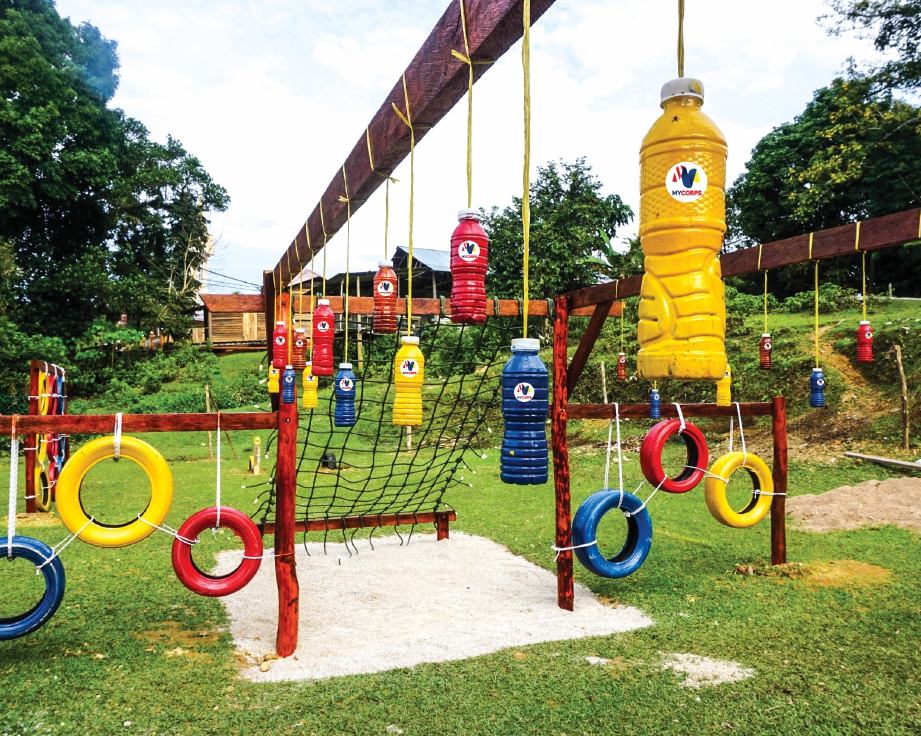 PROJEK taman permainan untuk tempat rekreasi di Kampung Bantal, Ulu Tembeling.