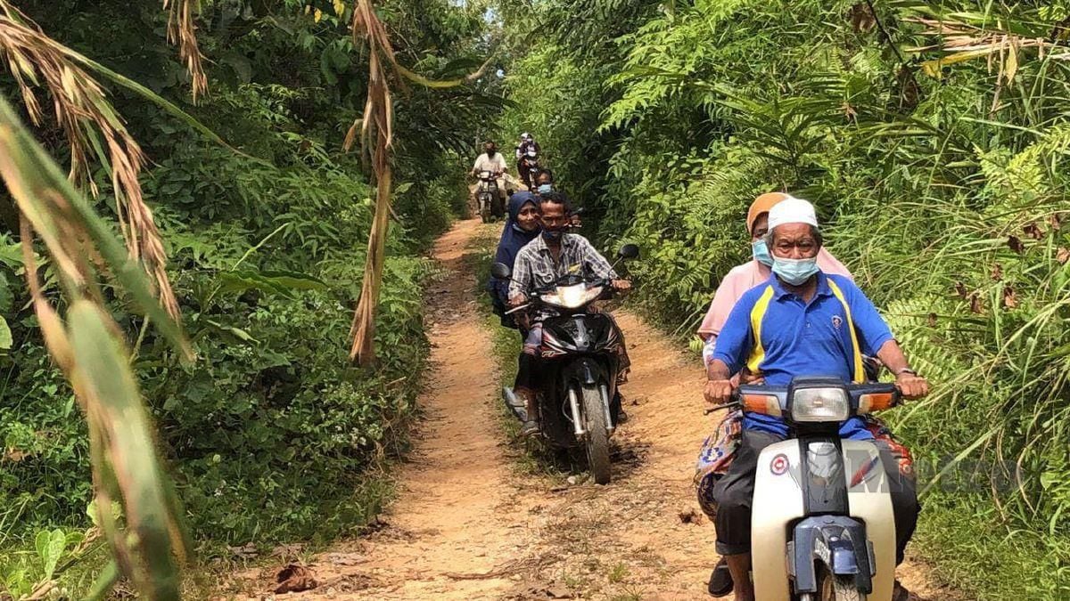 PENDUDUK Kampung Ulu Bertam dan Kampung Air Limau, Tanah Merah menggunakan jalan balak sejauh sembilan kilometer sejak lebih 10 tahun lalu untuk melakukan urusan harian mereka. FOTO HAZIRA AHMAD ZAIDI