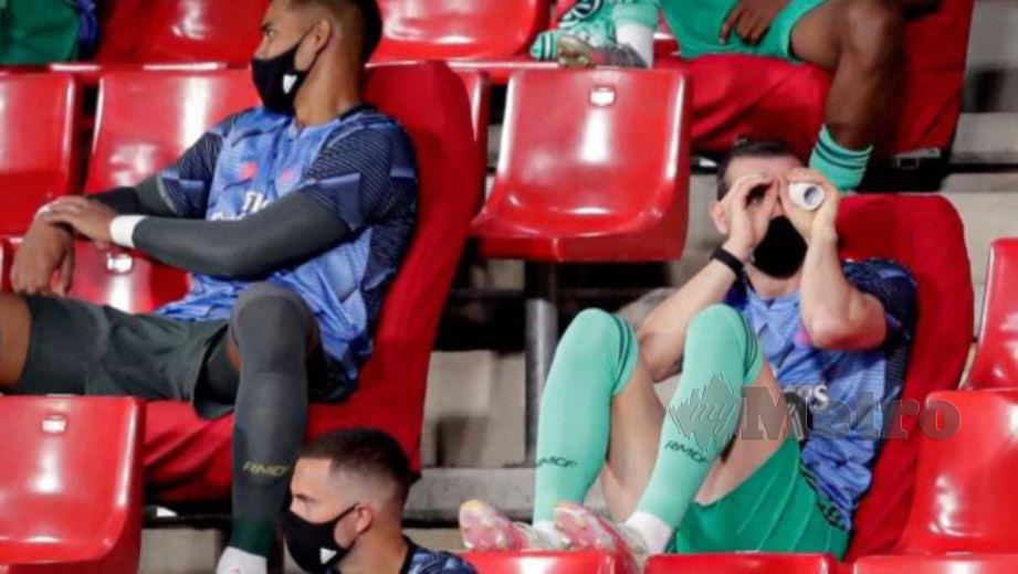 Reaksi Bale seolah-olah menggunakan teropong curi perhatian. FOTO Agensi