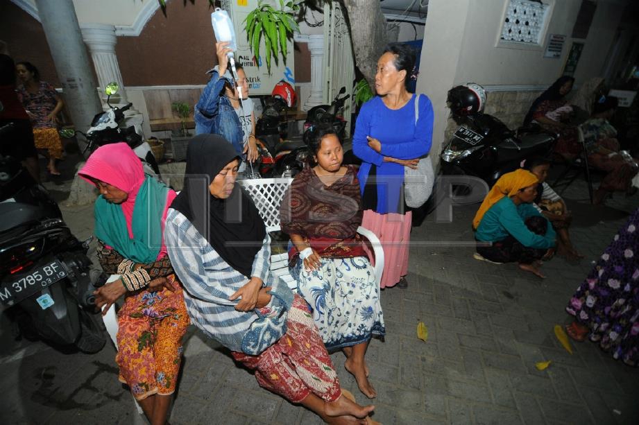 PESAKIT keluar dari hospital selepas panik dengan gegaran. FOTO Reuters/ ANTARA Foto 