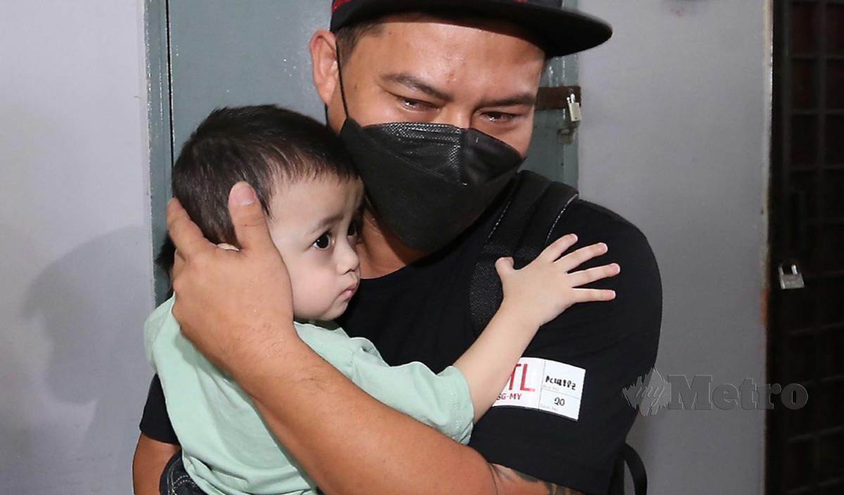 BALI memeluk anak bongsunya apabila tiba di Terminal Bas dan Pengangkutan Awam Larkin Sentral. FOTO Nur Aisyah Mazalan 