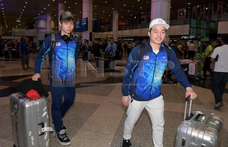 AARON (kanan) dan Wooi Yik sejurus tiba di KLIA malam ini. — FOTO BERNAMA