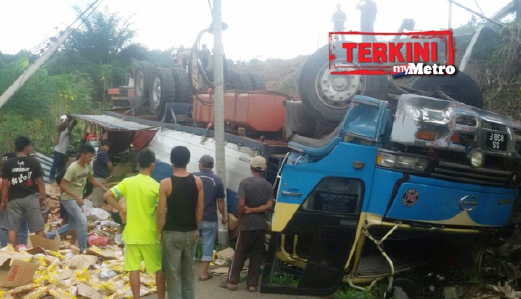 KEADAAN lori yang terbalik di Kilometer 40, Jalan Ranau-Telupid berhampiran Kampung Nabutan, Ranau. - Foto Ihsan Bomba