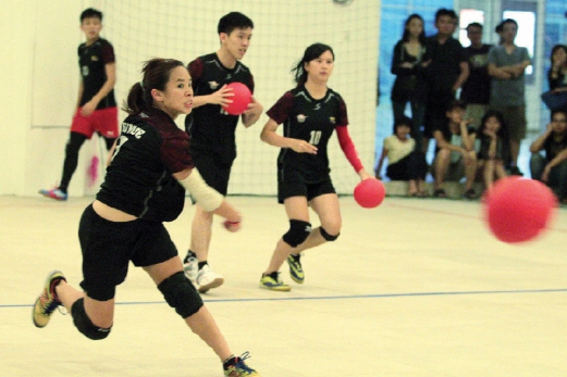 SUKAN dodgeball kini turut mendapat tempat di hati remaja perempuan.
