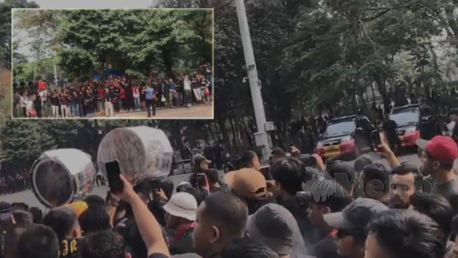 SEBAHAGIAN penyokong yang tiba ke stadium Gelora Bung Karno. FOTO ihsan penyokong Harimau Malaya