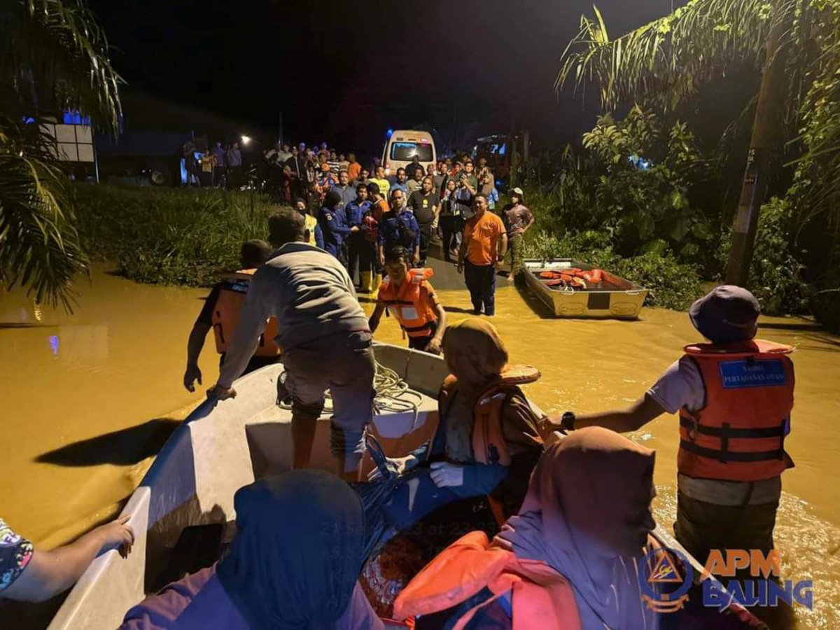 PENDUDUK menaiki bot APM untuk dipindahkan ke dua PPS yang dibuka malam tadi berikutan banjir kilat di dua kampung di Baling. FOTO Ihsan APM