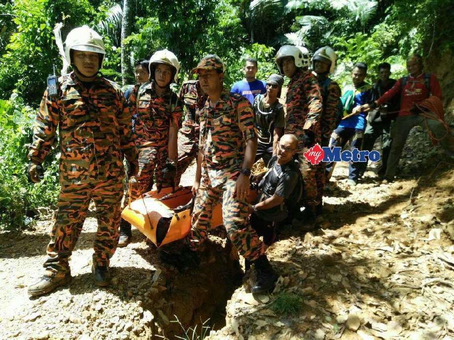 Pasukan menyelamat membawa mangsa turun ke kaki gunung. FOTO Safuri Kamarudin