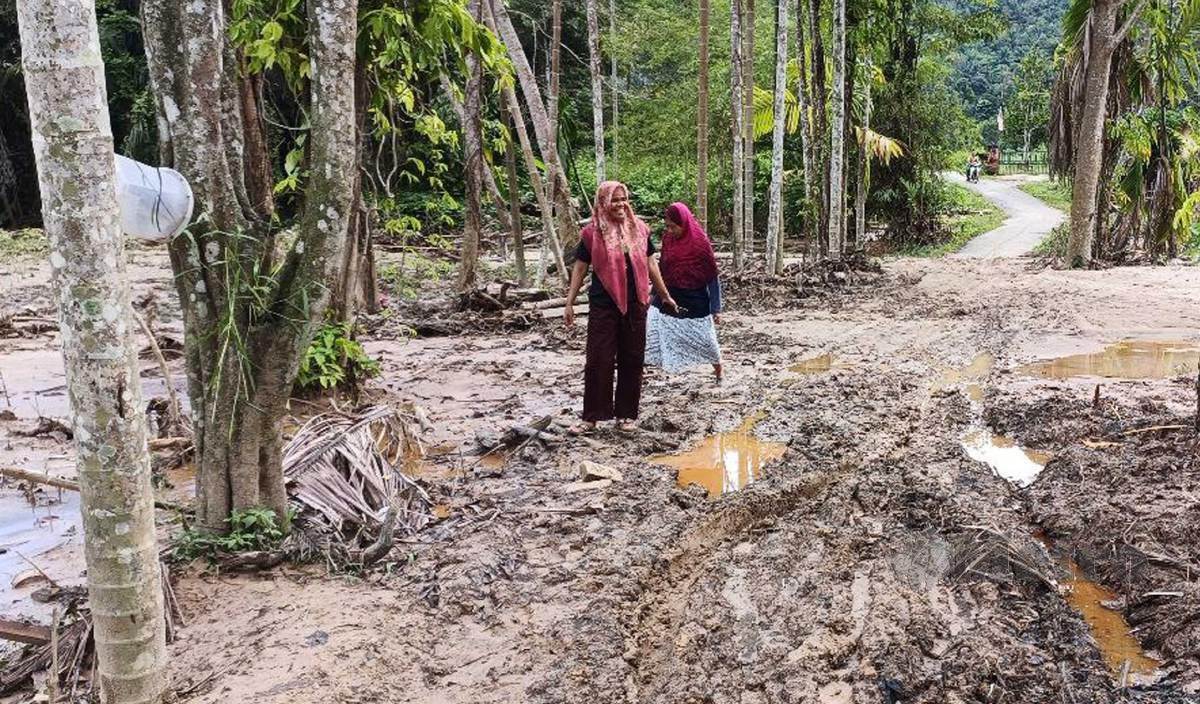 KEADAAN Kampung Iboi dan Padang Empang penuh dengan sampah sarap dan kayu selepas dilanda banjir dan tragedi banjir puing. FOTO Safuri Kamarudin