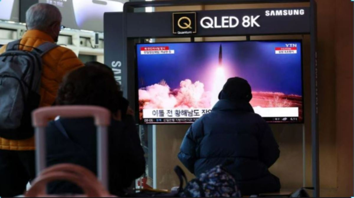 PENDUDUK melihat berita mengenai pelancaran peluru berpandu balistik di Seoul. FOTO Reuters.