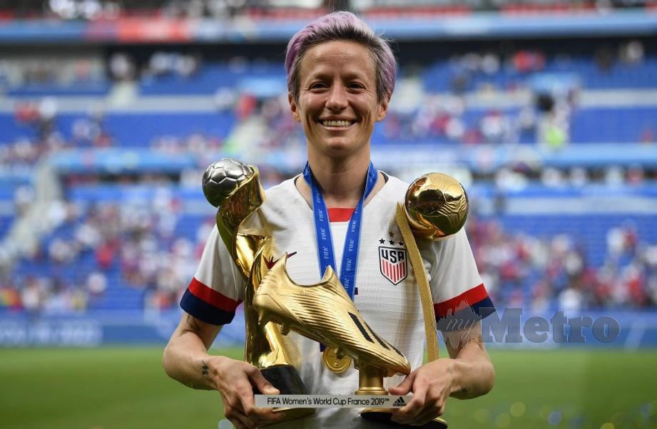 MEGAN bersama trofi dimenanginya pada Piala Dunia Wanita, Julai lalu. — FOTO AFP