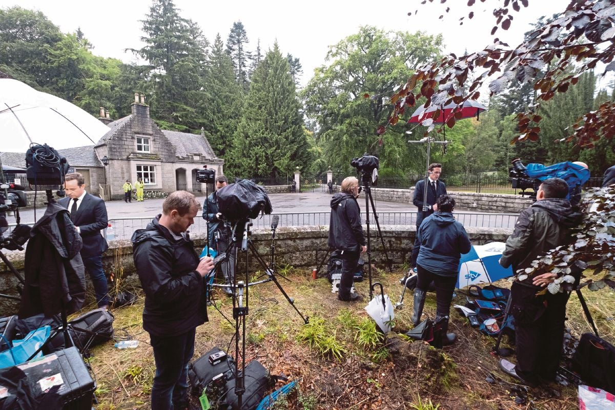 PETUGAS media berkampung di luar pintu pagar Istana Balmoral, Scotland. FOTO EPA 