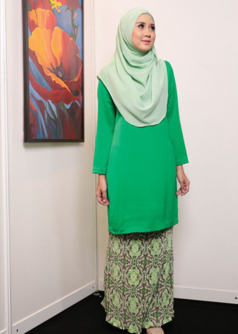 CERIA baju kurung warna hijau epal sesuai dipakai ke majlis rasmi.