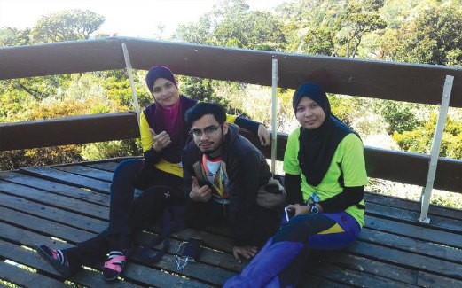 AZRULKHAN bersama Siti Nadzirah (kanan) dan seorang rakan mereka selepas turun dari Gunung Kinabalu.