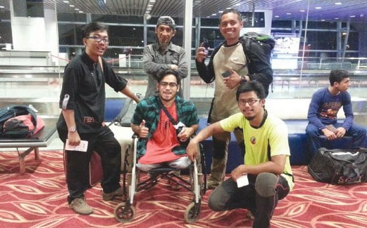 AZRULKHAN (tengah) bersama kru Tag di Lapangan Terbang Antarabangsa Kuala Lumpur sebelum berlepas ke Kota Kinabalu.