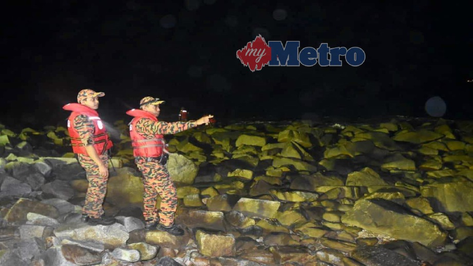 ANGGOTA bomba melakukan pencarian bagi mengesan tiga mangsa yang dikhuatiri lemas ketika mandi di Pantai Teluk Kalong, Kijal, Chukai, semalam. FOTO Rosli Ilham