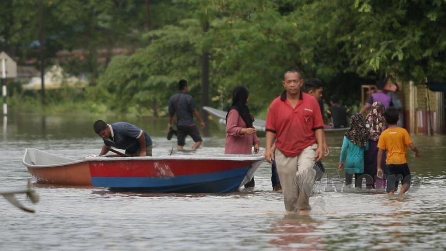 KEADAAN banjir di sekitar Rantau Panjang dirakam pada 2 Disember. FOTO Arkib NSTP 