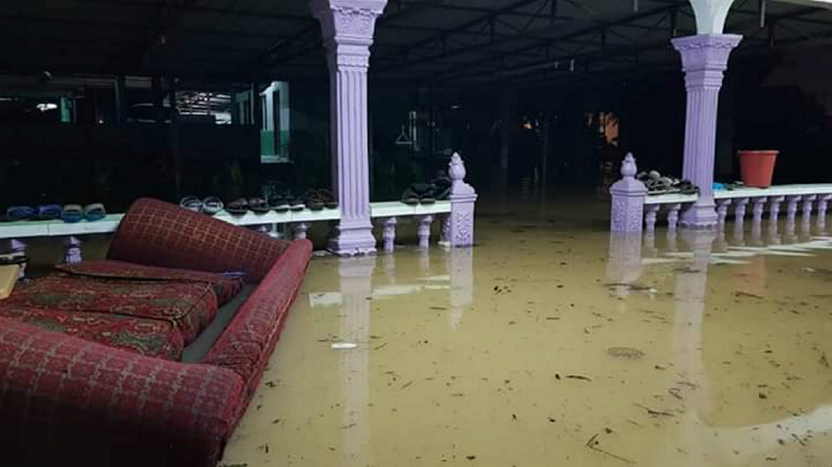 GAMBAR pada 19 Oktober menunjukkan banjir di  Kampung Seri Sentosa. FOTO Ihsan Pembaca 